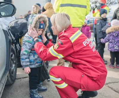 Ukraine_Romanian firefighters helping Ukrainians on the border.