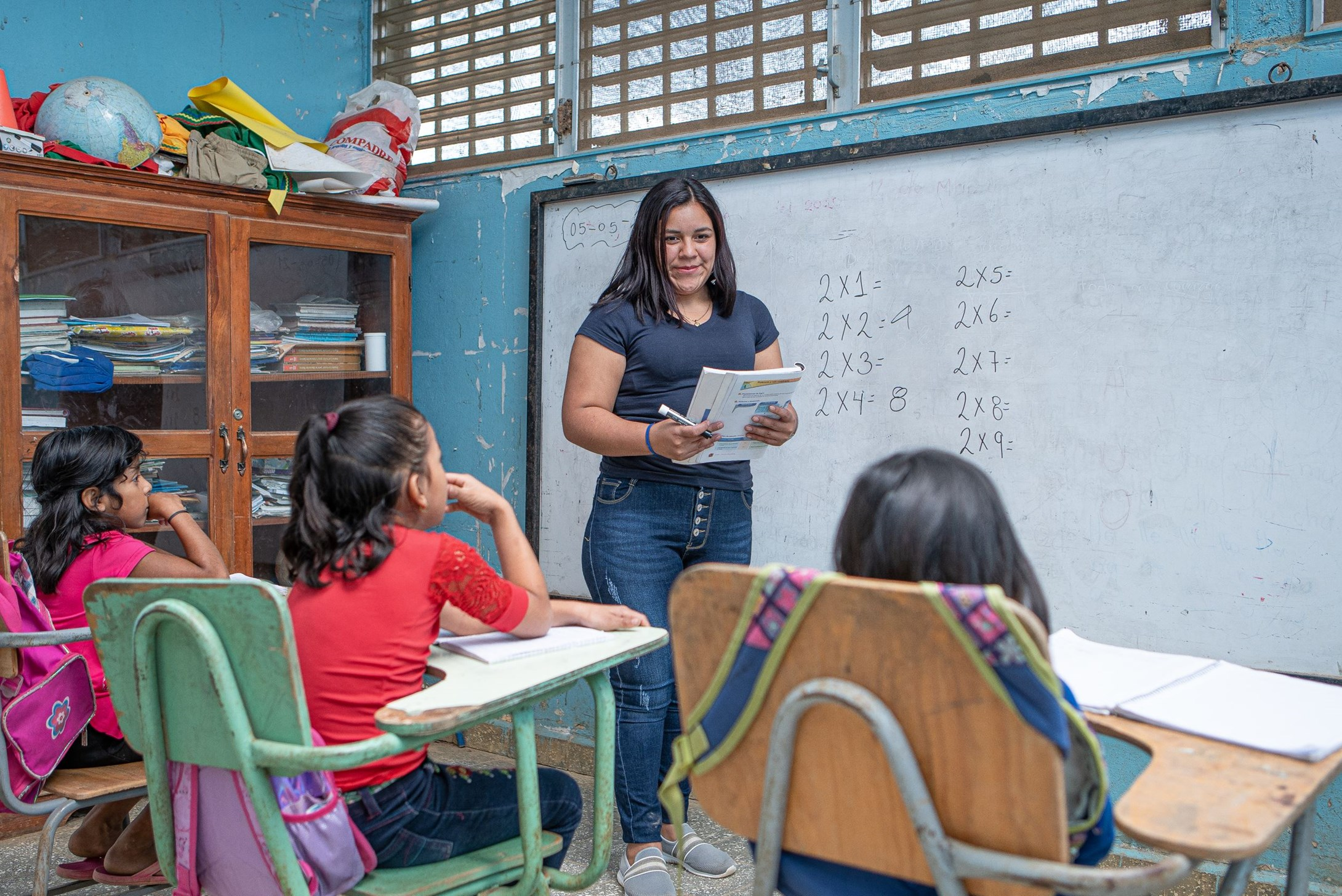 Female teacher presenting to a classroom of children in Honduras