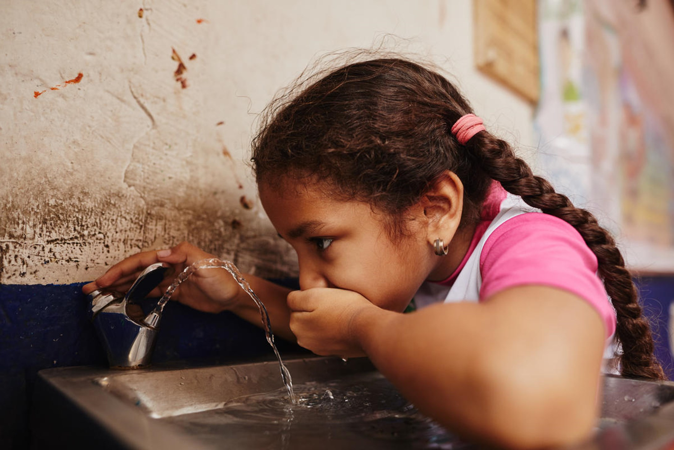 School children in Colombia can drink water safely from the fountain at their school in Girón.