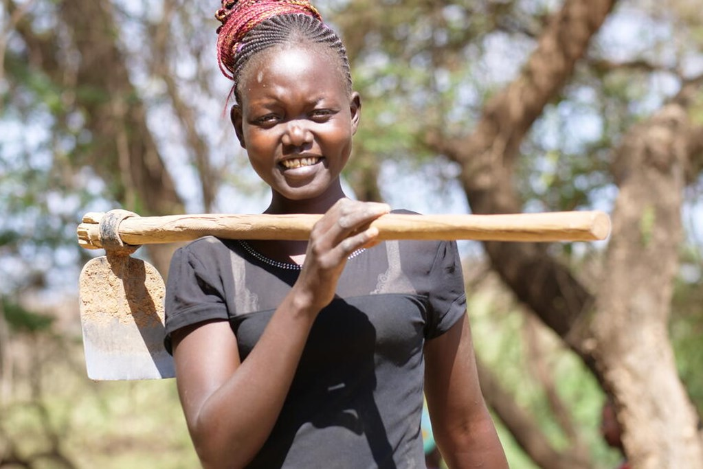 Ruth with a group of women in the farm field doing FMNR in Kenya.